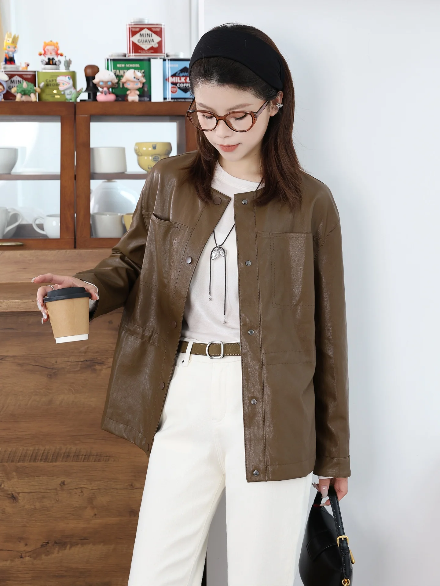 เสื้อแจ็คเก็ตหนัง PU สีน้ำตาลสไตล์เรโทรสำหรับผู้หญิง ทรงหลวม ความยาวปานกลาง คอทรงกลม  หนังแกะ  คอลเลคชั่นฤดูใบไม้ร่วงใหม่ ให้ความรู้สึกหรูหรา
