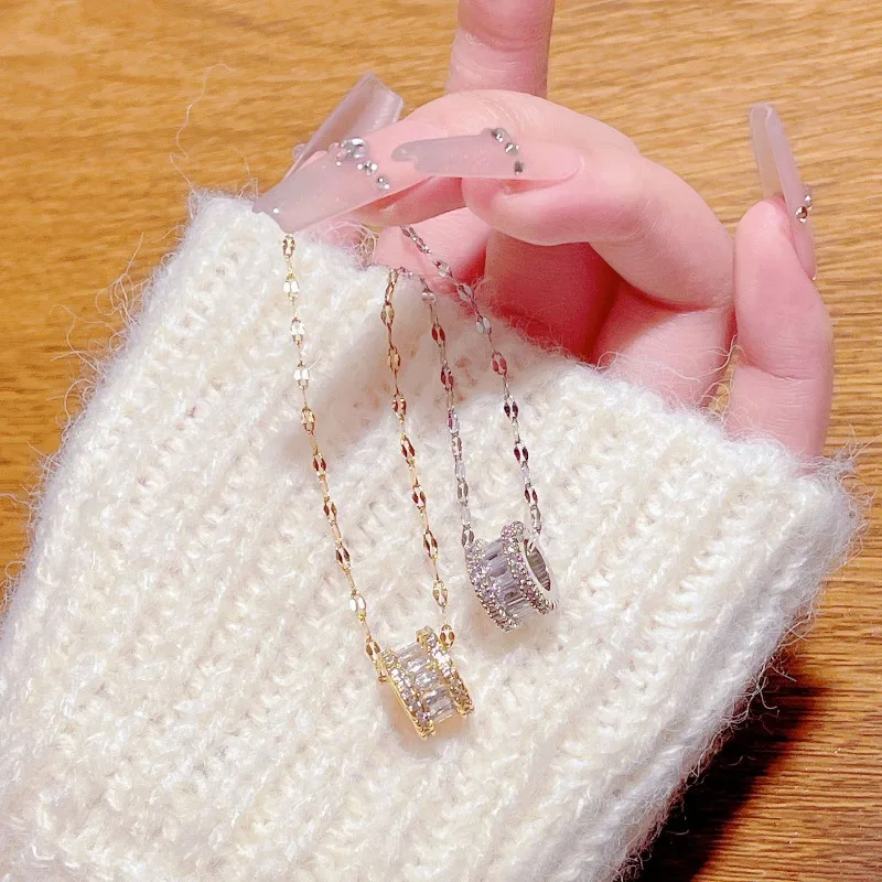 

Новое модное украшение 2026 года: это стильное и универсальное ожерелье для женщин, включающее в себя элементы легкой роскоши в виде тетраграматона.