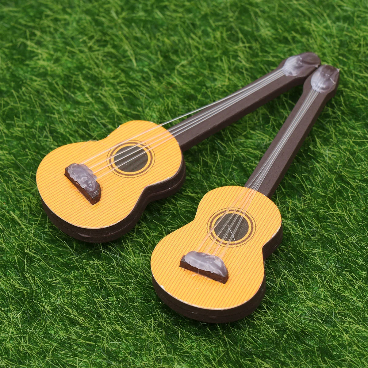 2 pezzi di giocattoli musicali da tavolo, figurine di chitarra in miniatura per casa delle bambole in bambù