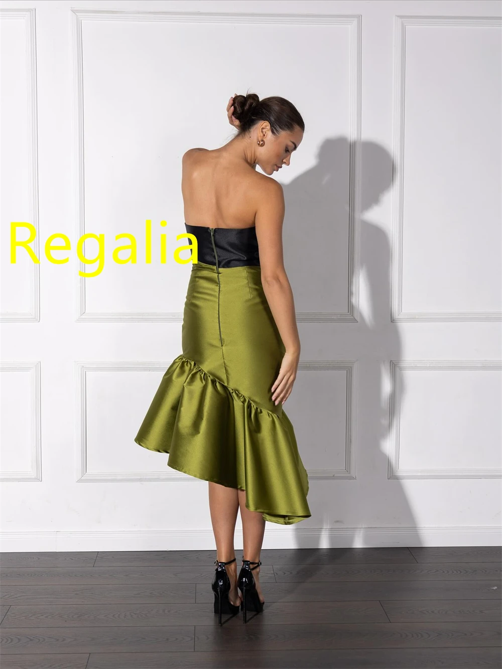 Elegancka, szyta na miarę, zielona satynowa suknia wieczorowa, wykwintna sukienka na powrót do domu z dekoltem w serduszko, bez rękawów, luksusowa suknia na specjalną okazję.