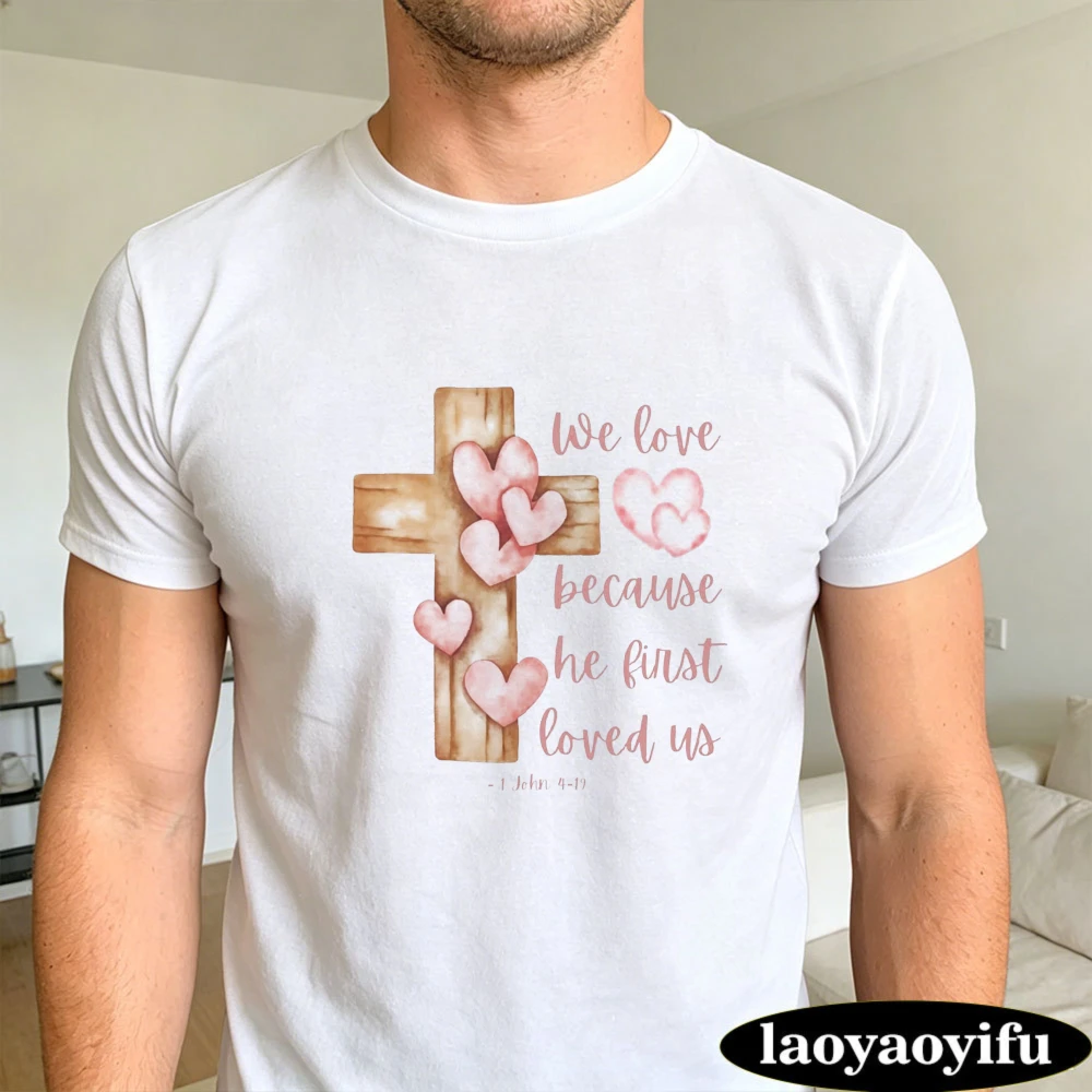 T-shirt graphique en bois avec croix et cœur « Nous aimons que Dieu nous a d'abord aimés » pour homme, style esthétique cottagecore, cadeaux de dévotion chrétienne