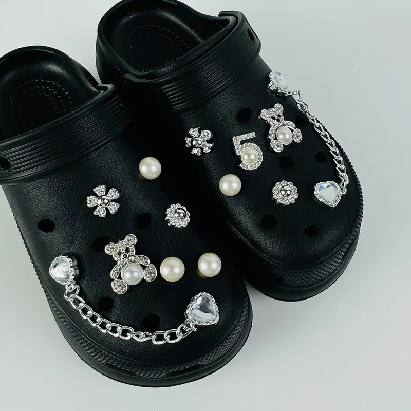 13 قطعة الأحذية السحر الفضة اللؤلؤ الدب على شكل قلب الماس سلسلة الأحذية الزينة مشبك للصنادل قباقيب DIY بها بنفسك اكسسوارات الهدايا