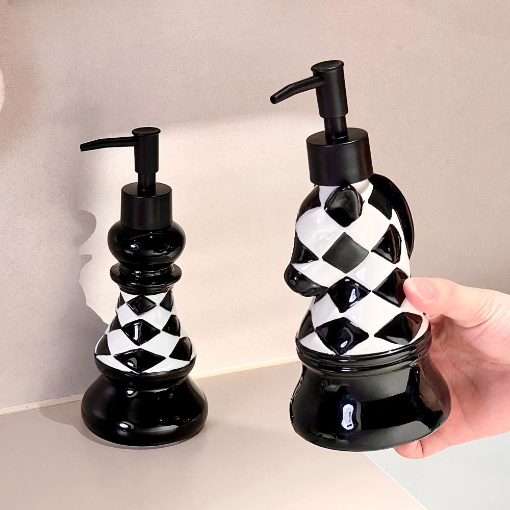 

Retro Chess Piece Ceramic Lotion Bottle Checkerboard Pattern Soap Dispenser Creative Chess Knight Rook Design for Bathroom Gifts