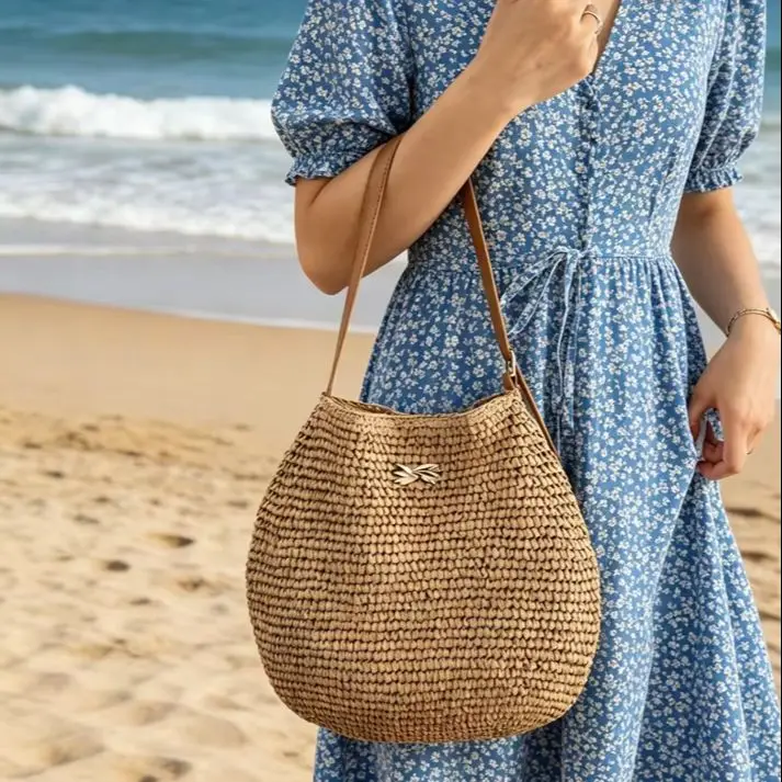 CLAREGQI Bolso de Hombro Grande Redondo de Rafia para Mujer, Correa Ajustable de Cuero PU, Decoración de Metal Dorado, Tejido a Mano, para Playa y Vacaciones