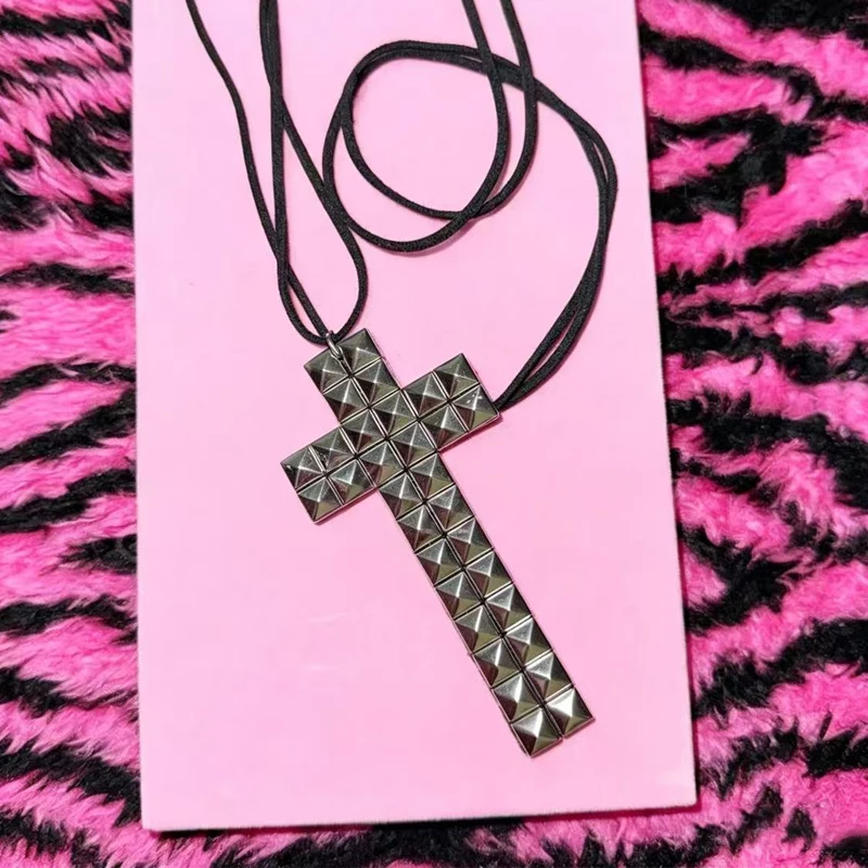 Y2K Schmuck Nieten-Kreuz-Anhänger Halskette für Frauen Mode Punk E-Girl Coole Accessoires Goth Ästhetik Halskette Grunge Charm – Detail 2