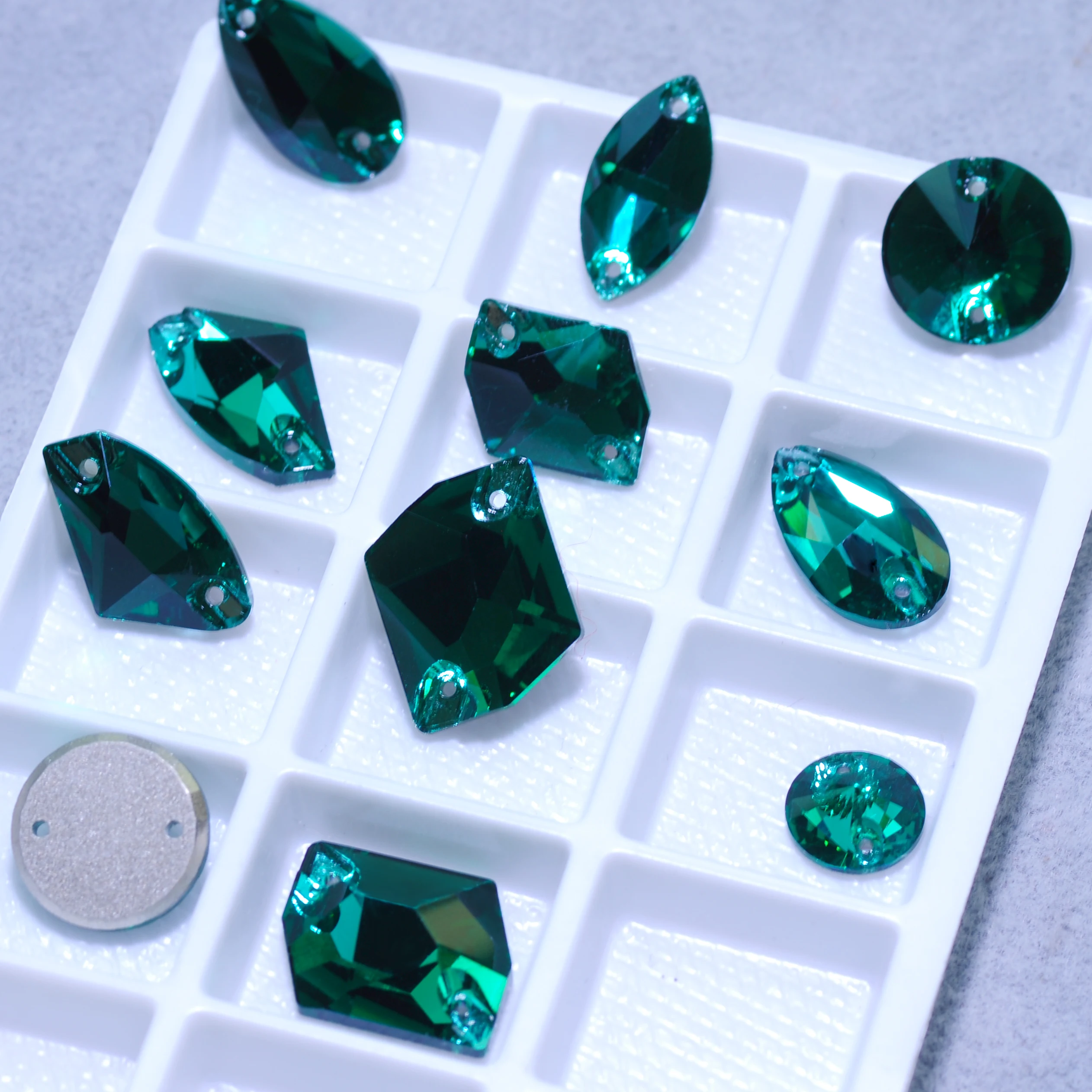 PUBRILEX Vorteilspack Smaragd-Aufnähsteine, flache Rückseite, abgeschrägte Kristalle für Kleidungsstücke, Schmuck und Kleiderdekorationen – Detail 3