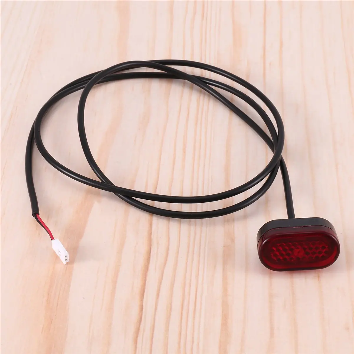 

Аксессуары для электросамоката Sports M365: контроллер 36В 350Вт, Bluetooth-приложение, акселератор, передние и задние фонари, ручной тормоз.