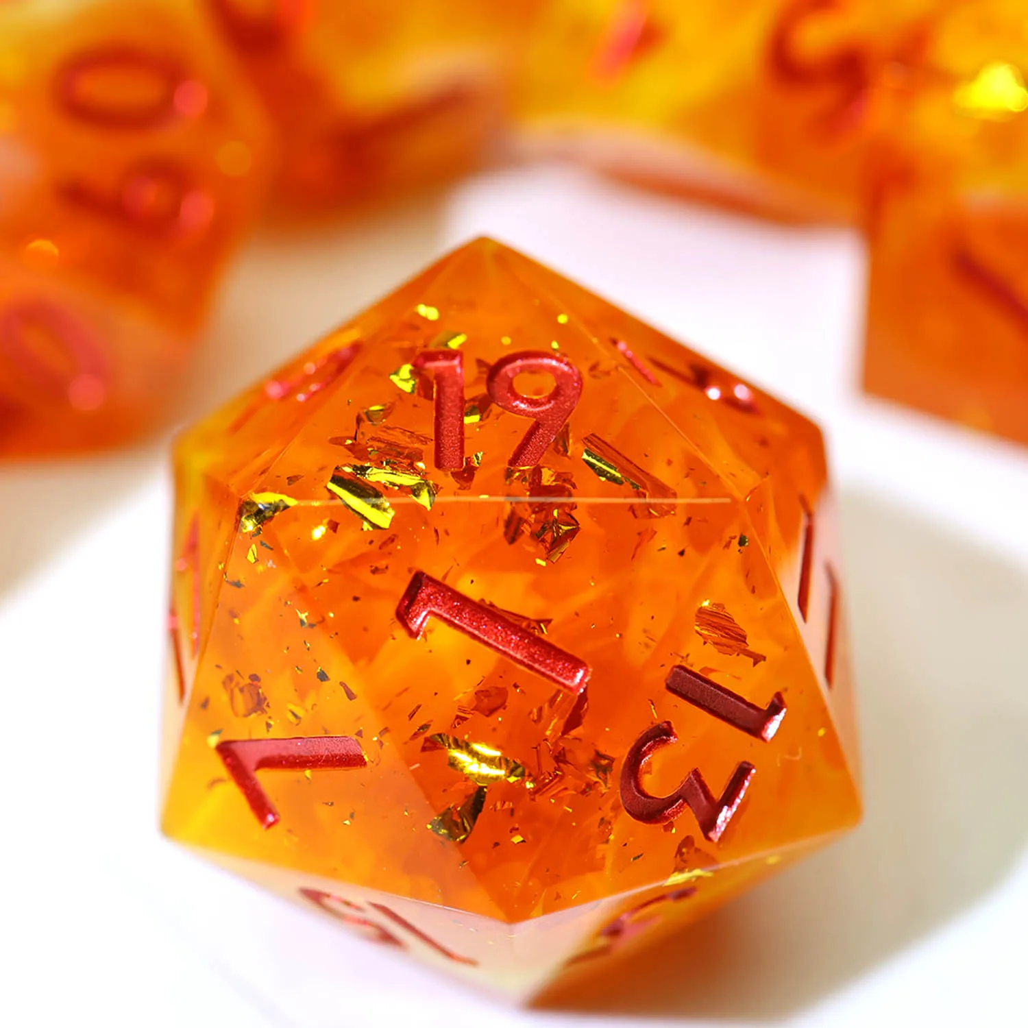 

Набор кубиков для настольных игр DND из янтарной смолы ручной работы с включениями золотой фольги, полупрозрачные блестящие RPG-кубики с красными вкраплениями для настольных игр - N6