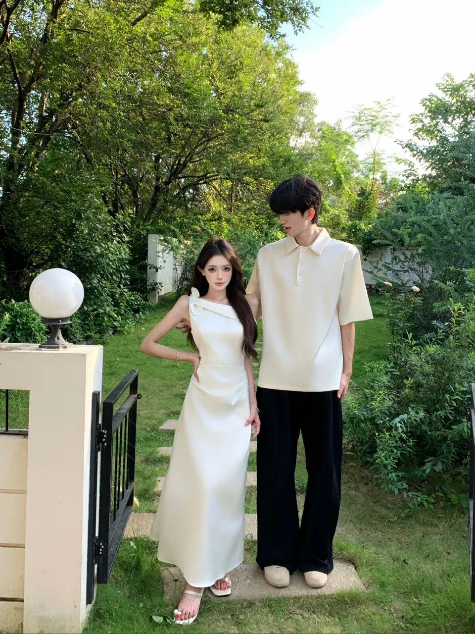 Novo Vestido  Feminino Elegante de Cetim para o Verão, Modelo Evasê com Design de Ombro Lateral que Afina a Cintura