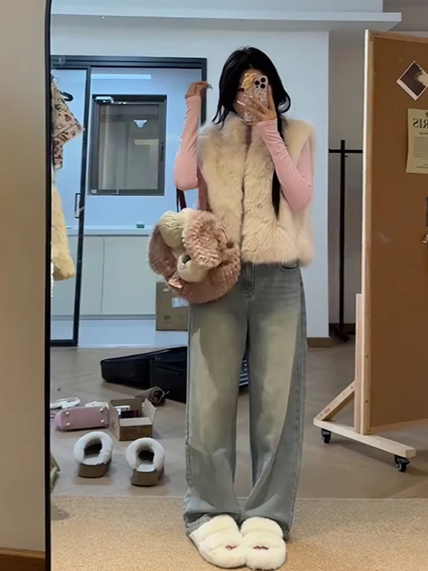 

Осенний модный комплект: утепленный плюшевый жилет, светло-серые джинсы с стразами, длинные брюки, широкие брюки с завязками