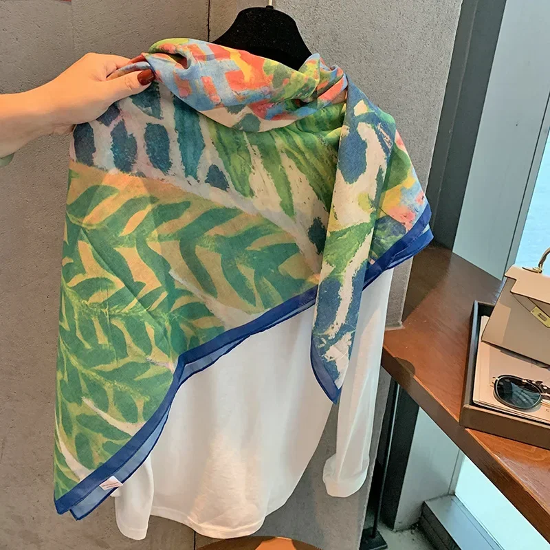 Uniwersalny letni szal damski w stylu francuskim vintage z nadrukiem, chroniący przed słońcem, duży jedwabny kwadratowy szal podróżny, wielofunkcyjny szal uniwersalny.