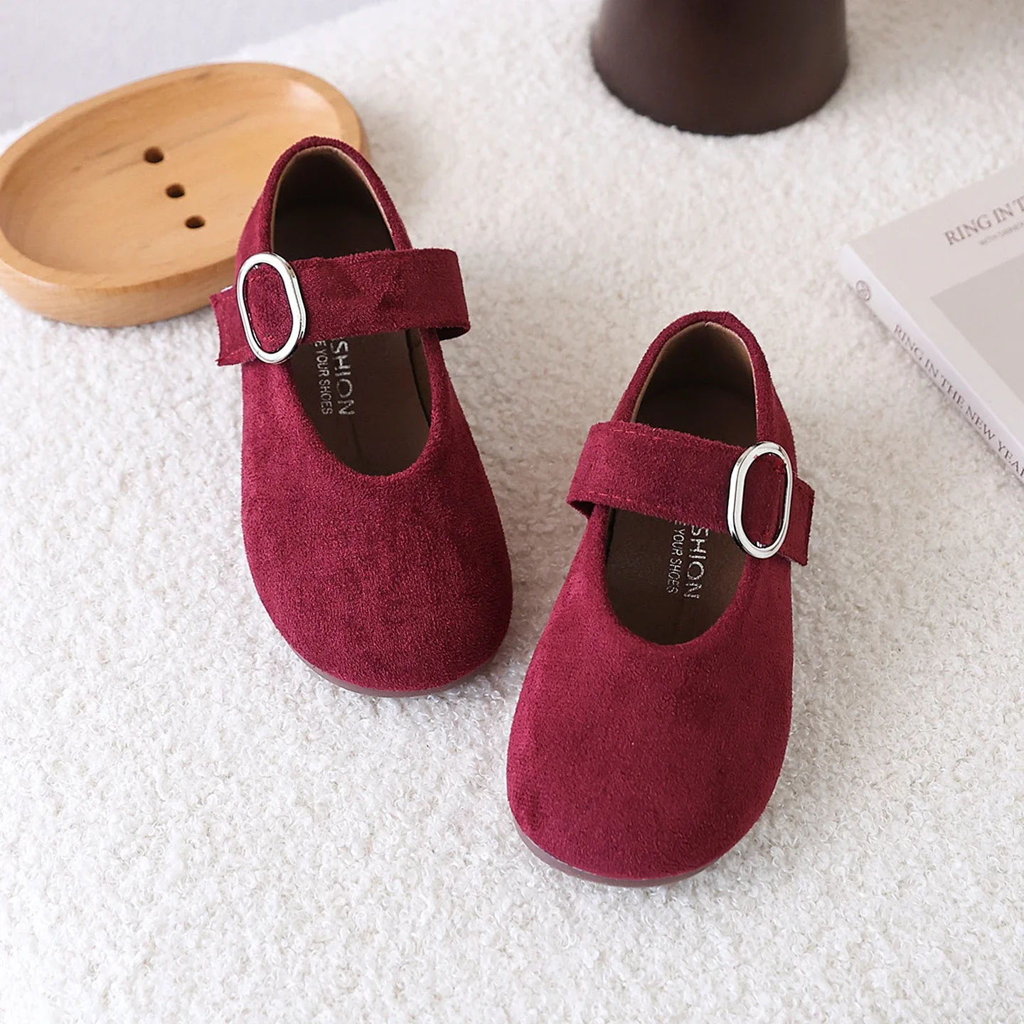 

Girls Strap Buckle Leather Shoes 2025 New Autumn Toddler Party Flats Soft Sole Simple Retro Kids School Performance Dance Shoes