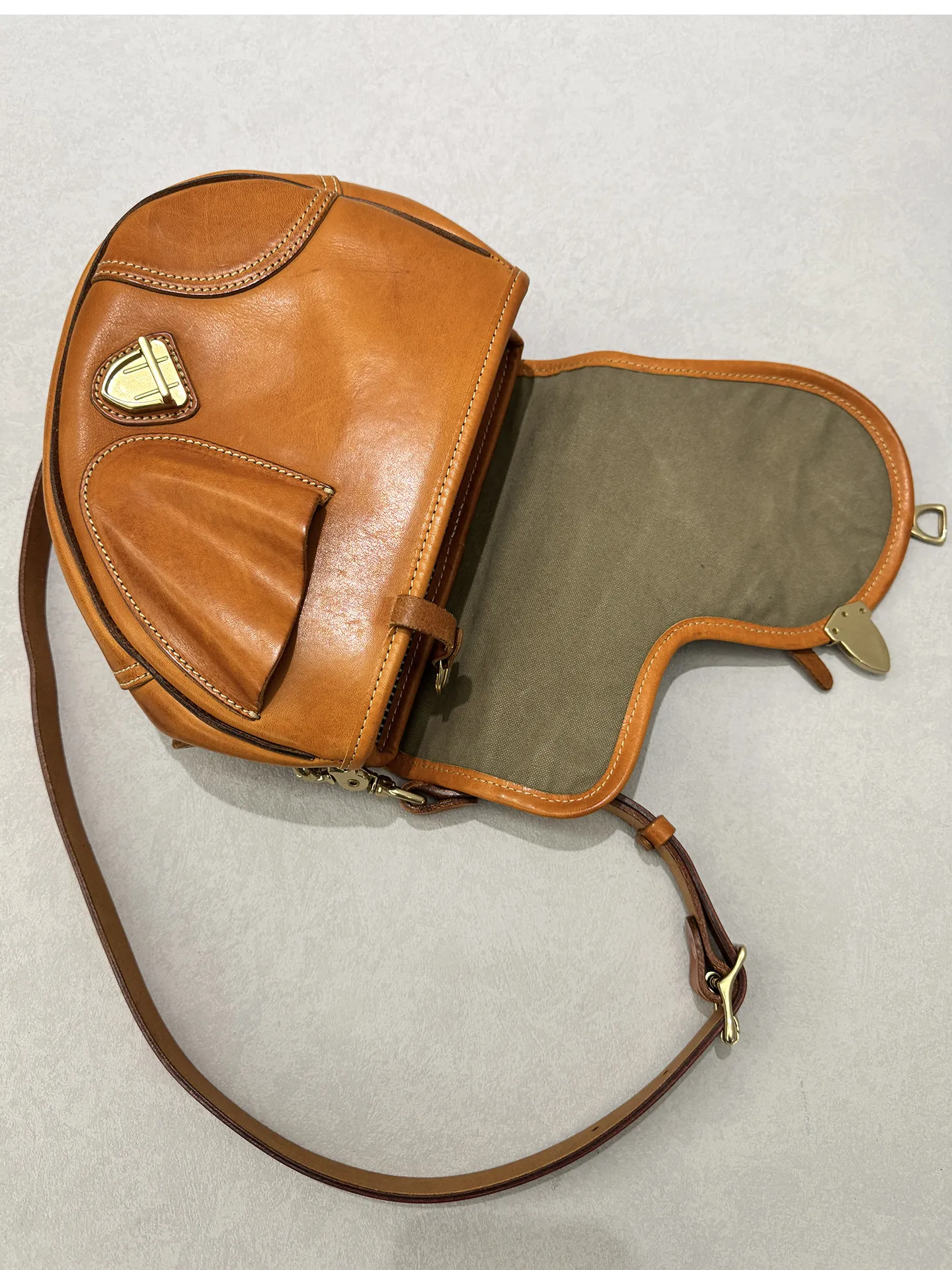 Handgefertigte, hochwertige Damen-Satteltasche aus erstklassigem Rindsleder für den täglichen Gebrauch, luxuriöse Schultertasche aus echtem Leder für Reisen. – Detail 17