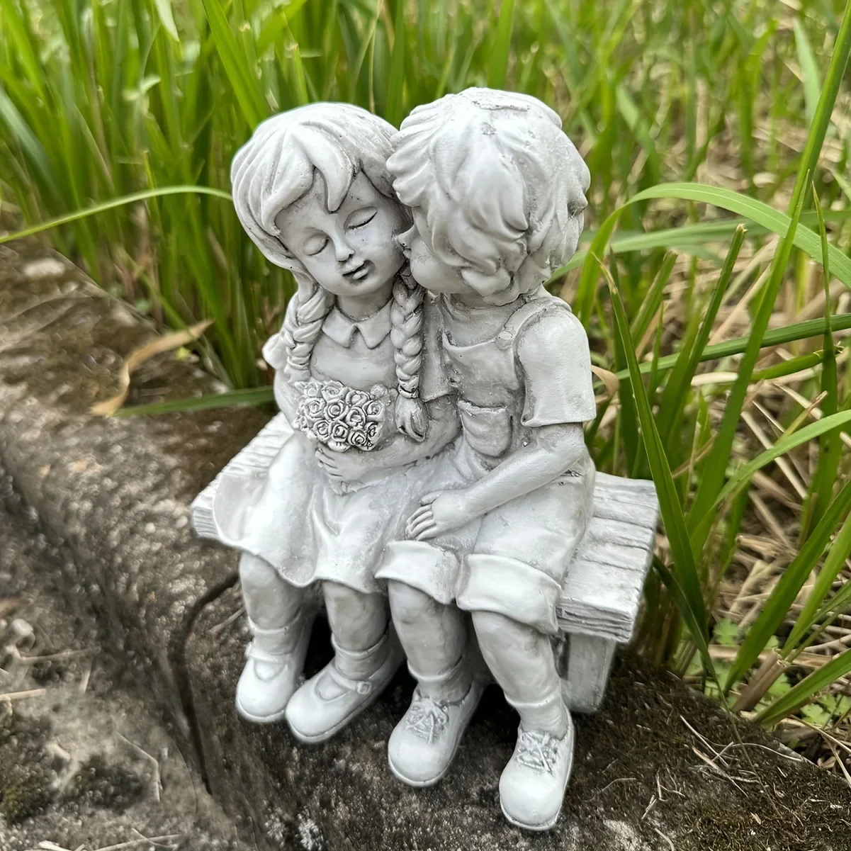New Resin Boy Kissing Girl Statue Tabletop Decor Romantic Home Office Desktop Figurine Valentine Wedding Gift
