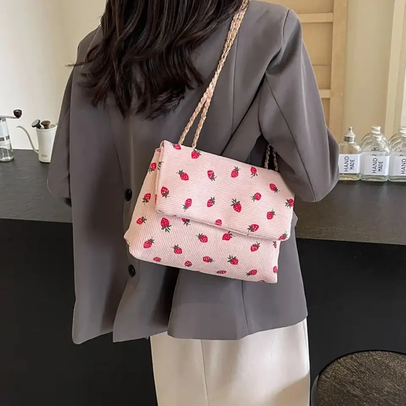 Bolso de hombro con estampado de fresas para mujer, bandolera con cadena y solapa grande, informal, Vintage, de pana, 2024