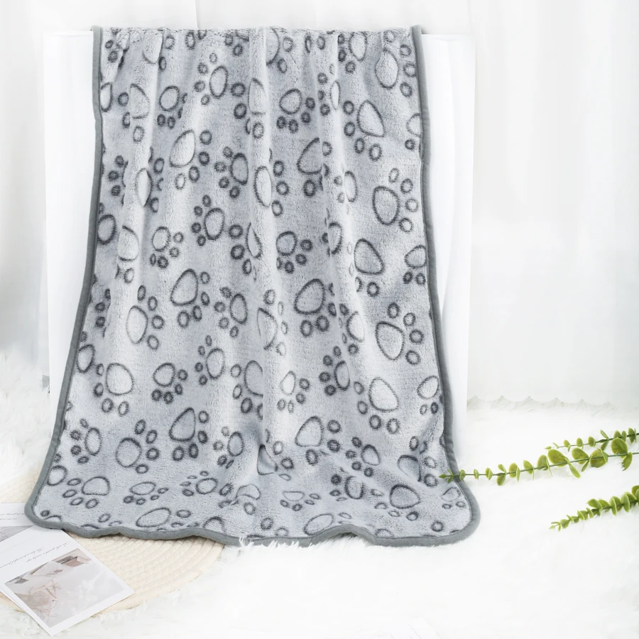 La manta de franela para mascotas para otoño e invierno se puede utilizar tanto como cama como cojín y es imprescindible para uso doméstico y viajar.
