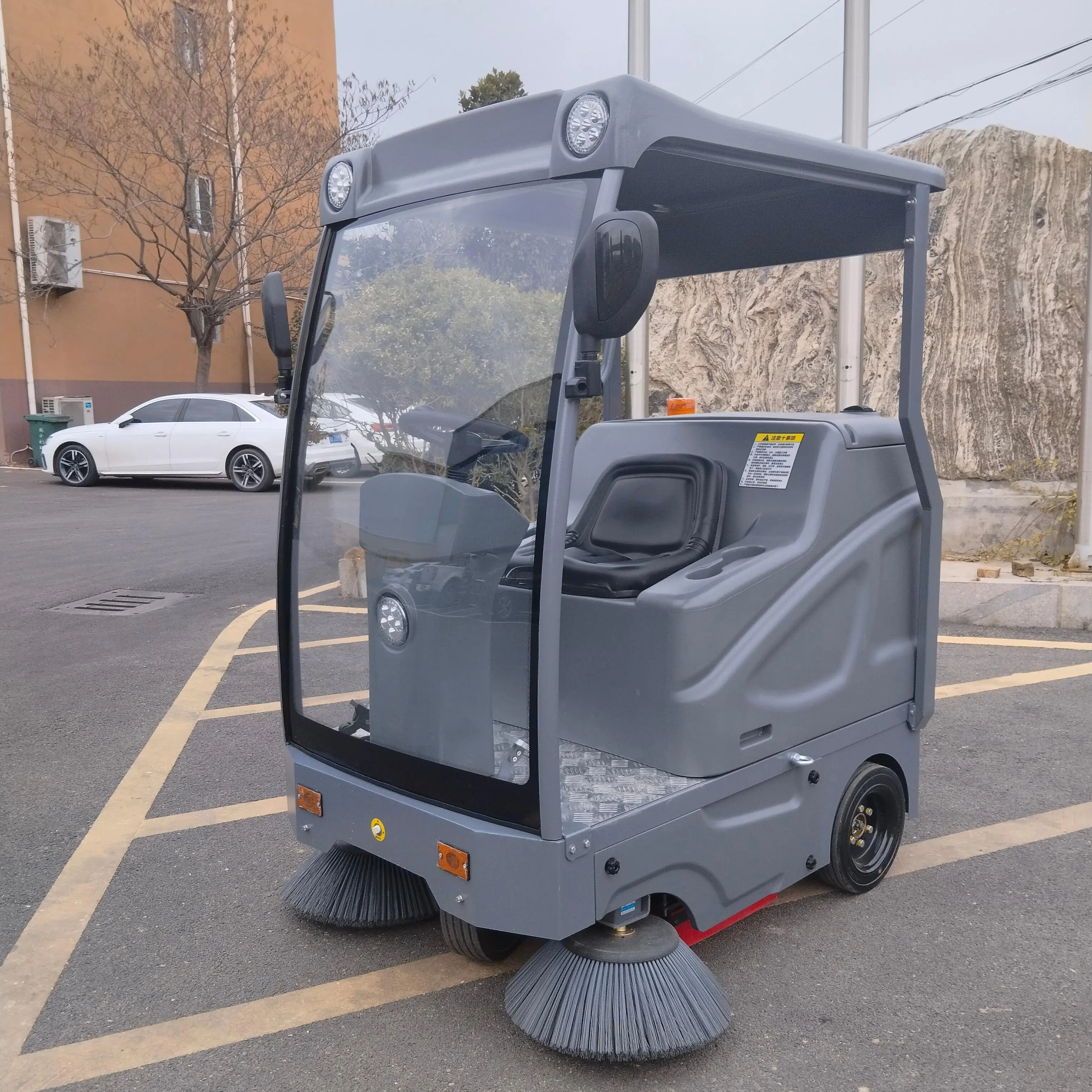 Customized Free Shipping Three Wheel Electric Road Sweeper With Engine Motor Strongly Attracts Municipal And Household Use