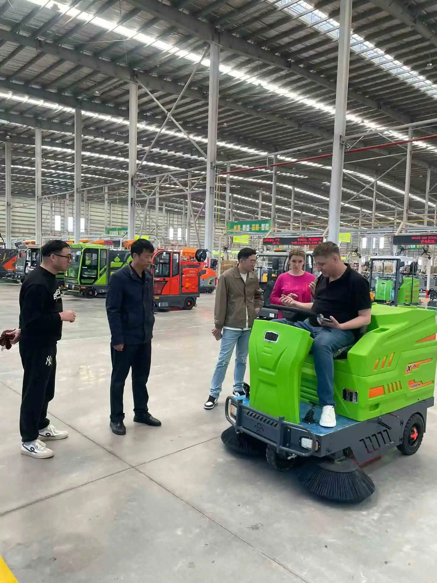 Best Seller Commercial Ride Floor Sweeper Four Side Brushes Electric Dual Voltage Road Sweeping Vehicle Large Industrial