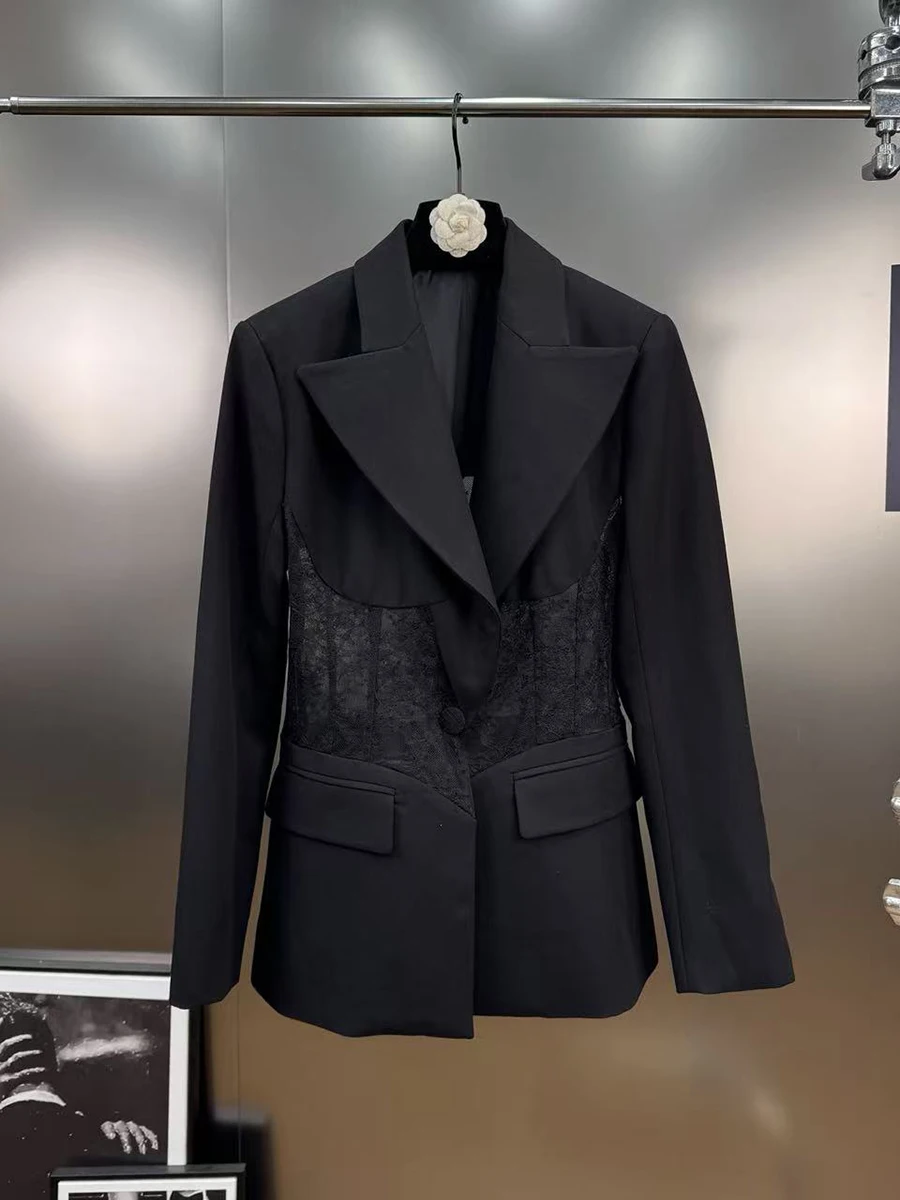 سترة VGH سوداء مقسمة على شكل عظمة السمكة للنساء بياقة مدببة للتخسيس مرقعة من الدانتيل الشفاف تصميم مثير للنادي سترة نسائية