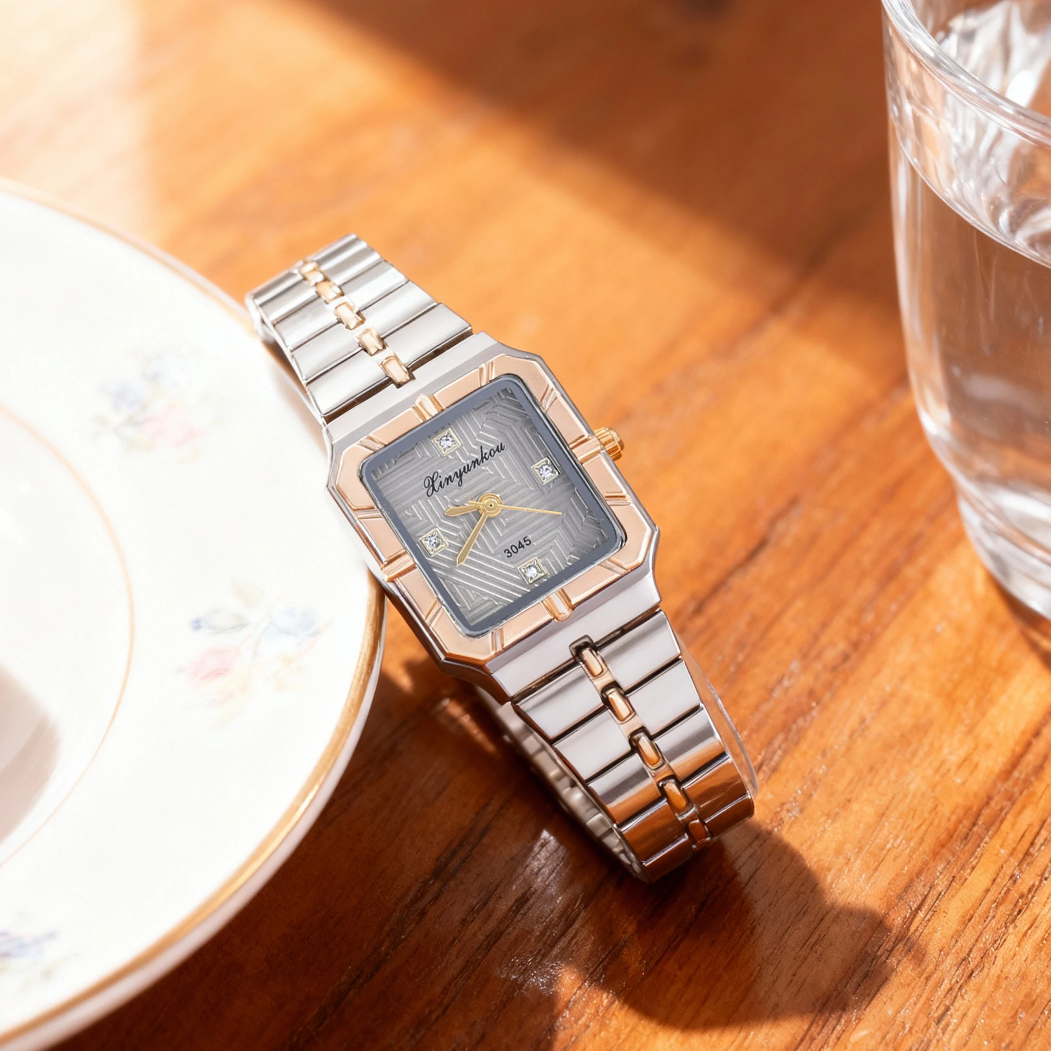 ファッショナブルで軽い高級感のある多用途合金ラインストーンクォーツ時計、女性向け、日常着やクリスマスギフトに最適です。