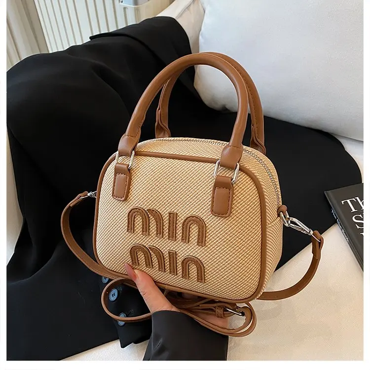 

2025 Winter 579 New Shoulder Messenger Handbag Fashionable Versatile Commuter Bag Bowling Bag Simple