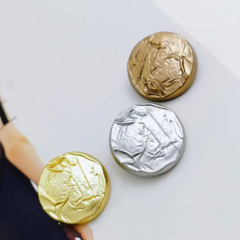 6 Stück modische dekorative Knöpfe, hochwertige runde goldene Knöpfe mit strukturierter Oberfläche für Windjacke, Mantel, Nähzubehör, DIY – Detail 1