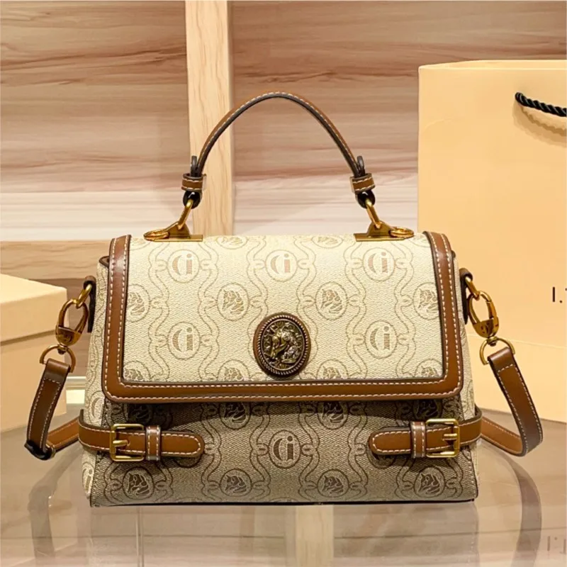 

Легкая женская сумка люксового бренда, новинка 2025, высококачественная сумка на одно плечо с диагональным нишевым дизайном, ручная маленькая квадратная сумка