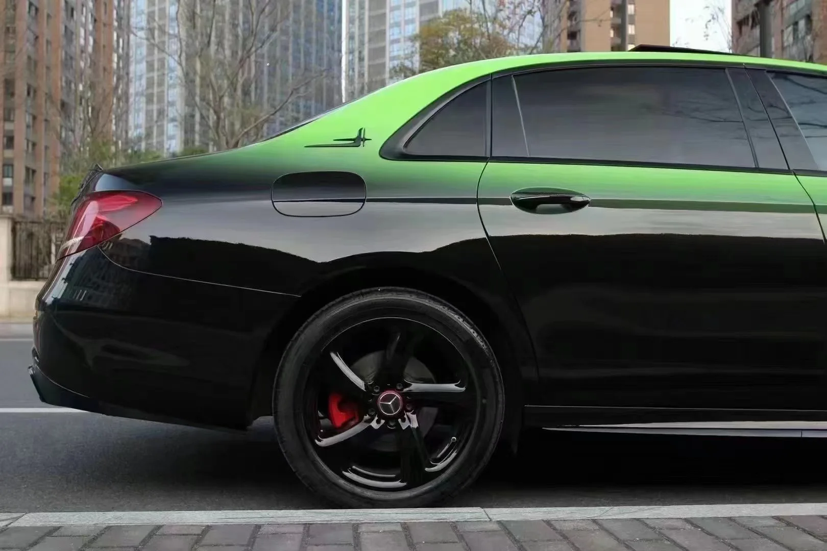 Изготовленная на заказ глянцевая виниловая пленка-хамелеон от черного до зеленого цвета, автохромная, индивидуальный художественный дизайн, автомобильная черно-зеленая упаковочная пленка