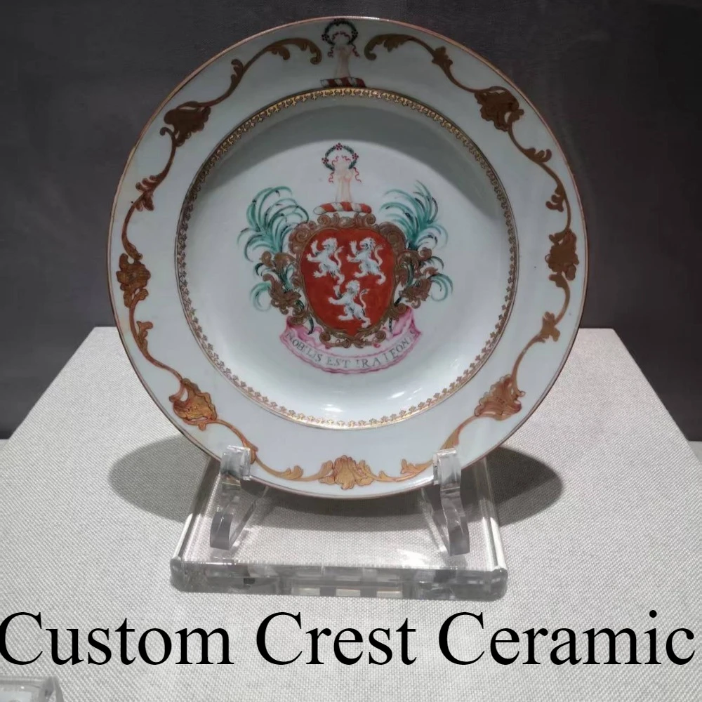 

Изготовленный на заказ керамический набор посуды с гербом европейской благородной семьи — тарелки, миски, чашки, чайник с ручной росписью золотого позолота