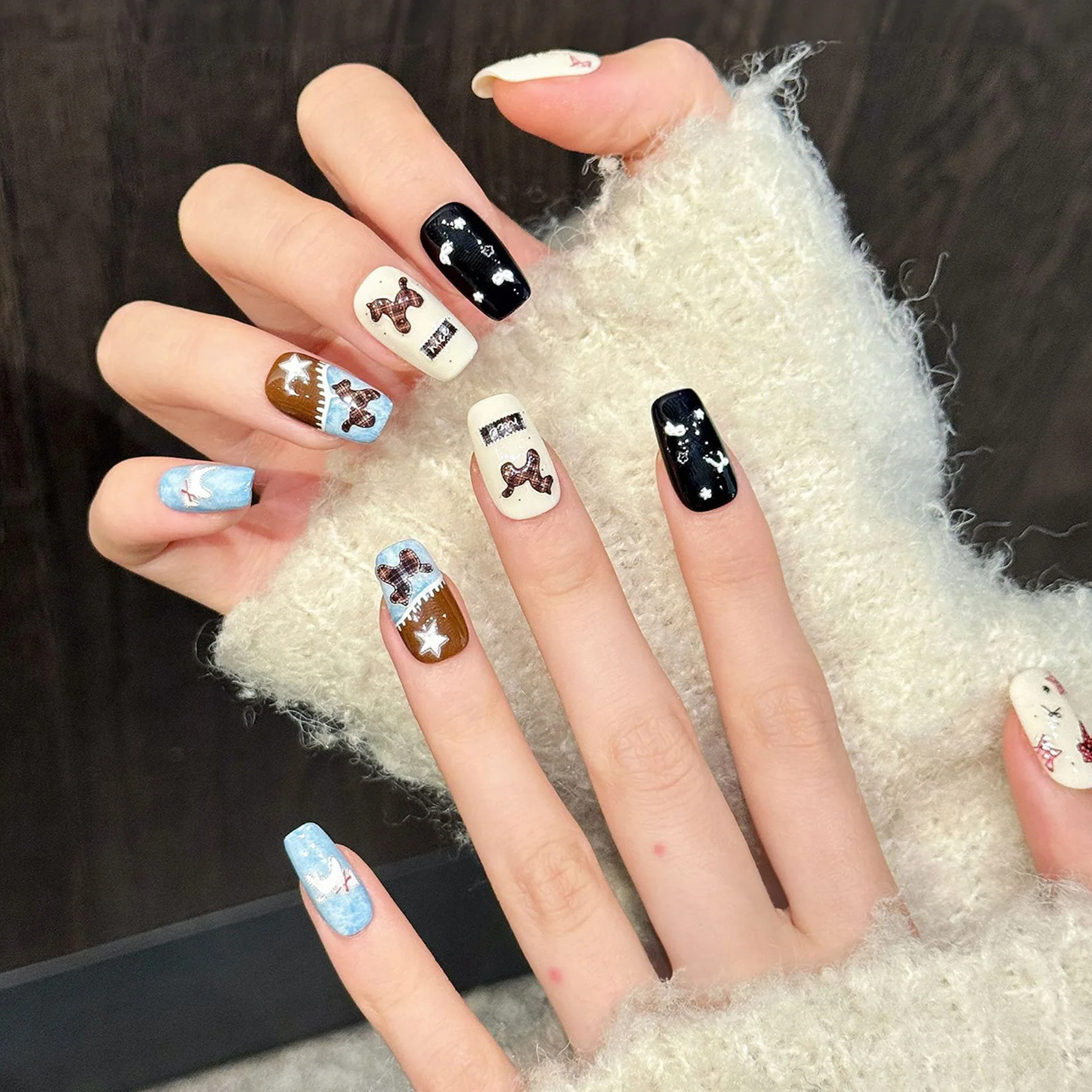 手作りの付け爪 かわいい雪だるま 赤いベリー フェイクネイル 取り外し可能 ショートオーバル ファッション グリッター キャッツアイ 付け爪 デザイン付き