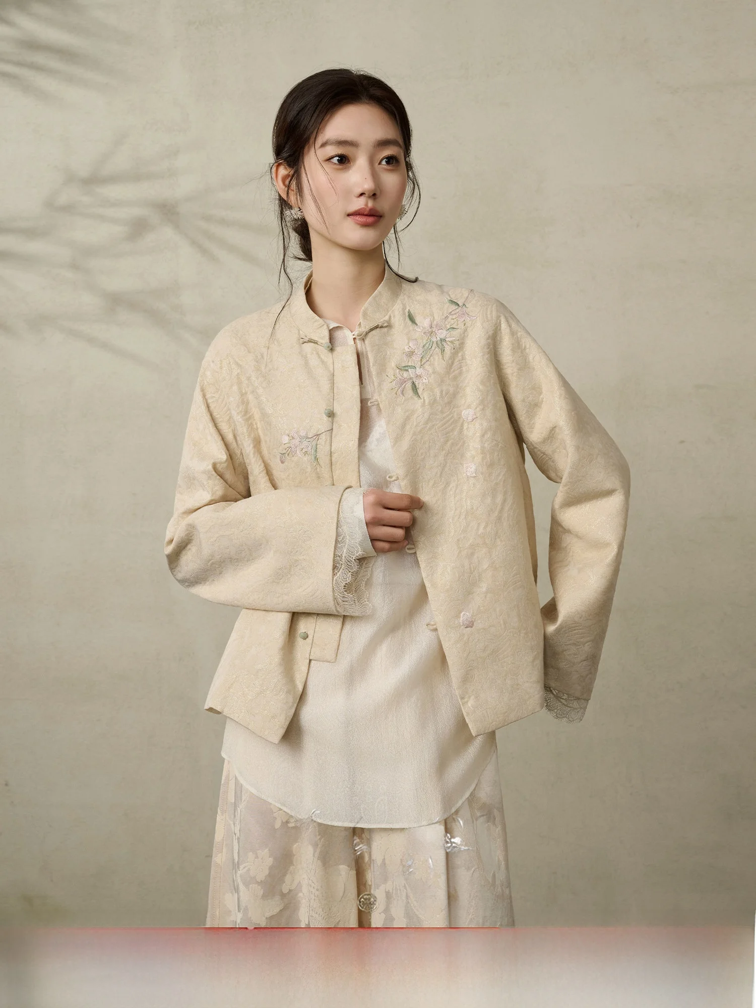 Nueva Chaqueta China con Bordado de Hilo Dorado, Diseño Sensacional para Mujer, Talla Pequeña, Ropa Femenina Elegante