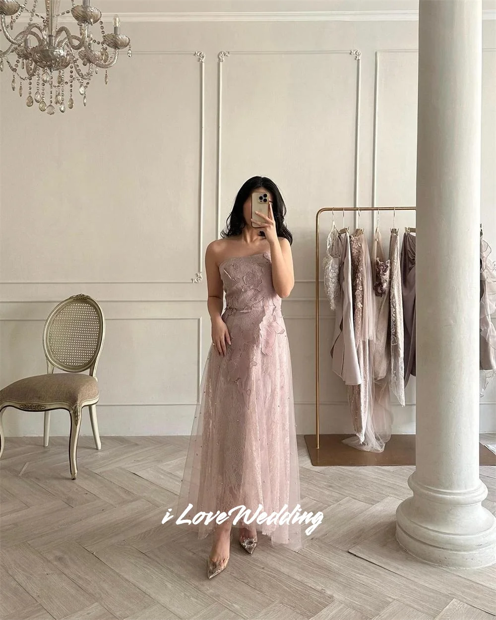 ชุดราตรีสีม่วงแบบสายเดี่ยวประดับลูกไม้ทรงเอไลน์ผ้าทูลล์แขนกุดสำหรับงานแต่งงานและงานเลี้ยง ความยาวระดับข้อเท้า จับจีบ สามารถสั่งตัดได้