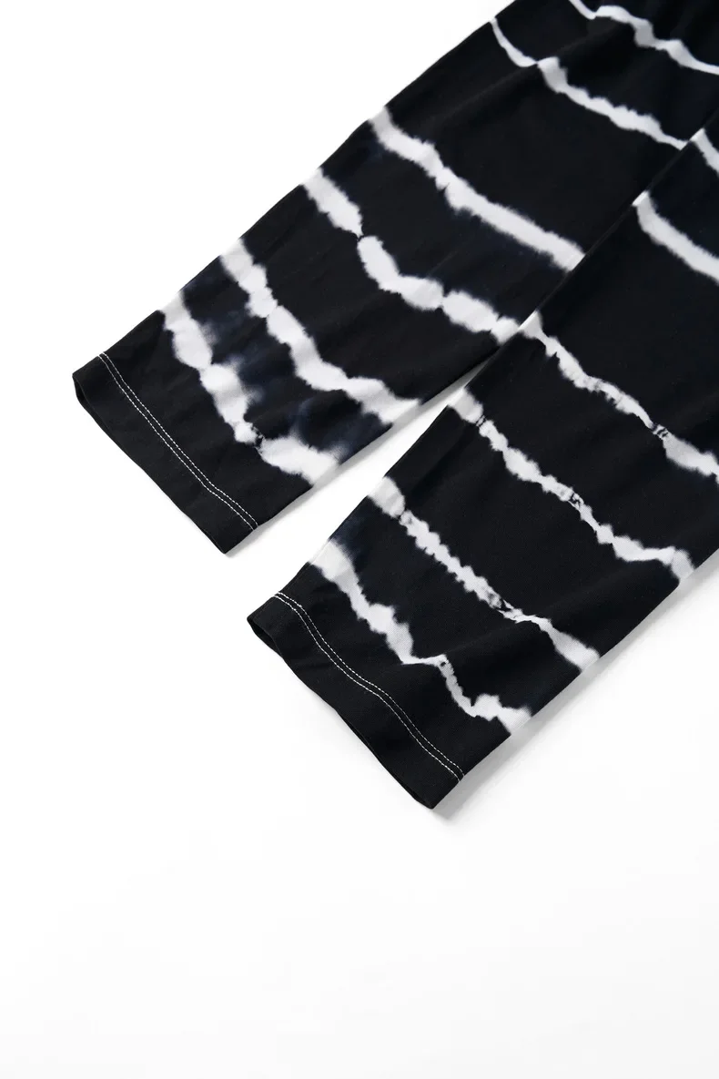 Herren Langarm-T-Shirt aus Merinowolle in Schwarz-Weiß mit Batikmuster – Weich & Dehnbar für Outdoor-Aktivitäten wie Wandern & Laufen – Detail 18
