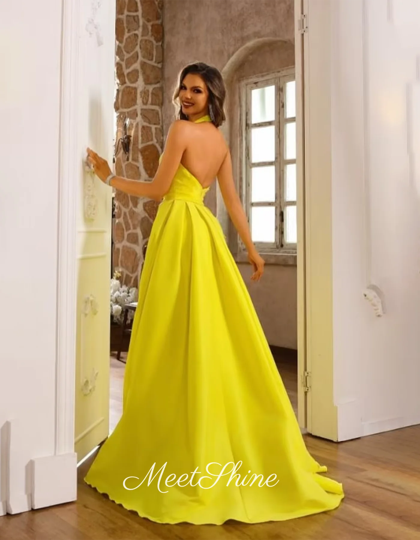 Moderne halter gele sweep trein avondjurken moderne mouwloze satijnen zijsplit galajurk speciale gelegenheidsjurken op maat