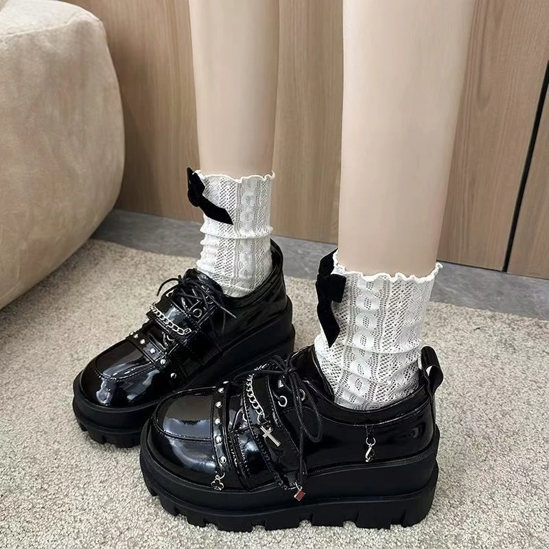 

Женские черные туфли на танкетке, увеличивающие рост, на шнуровке, украшение на цепочке на толстой подошве, новые весенне-летние кожаные женские туфли