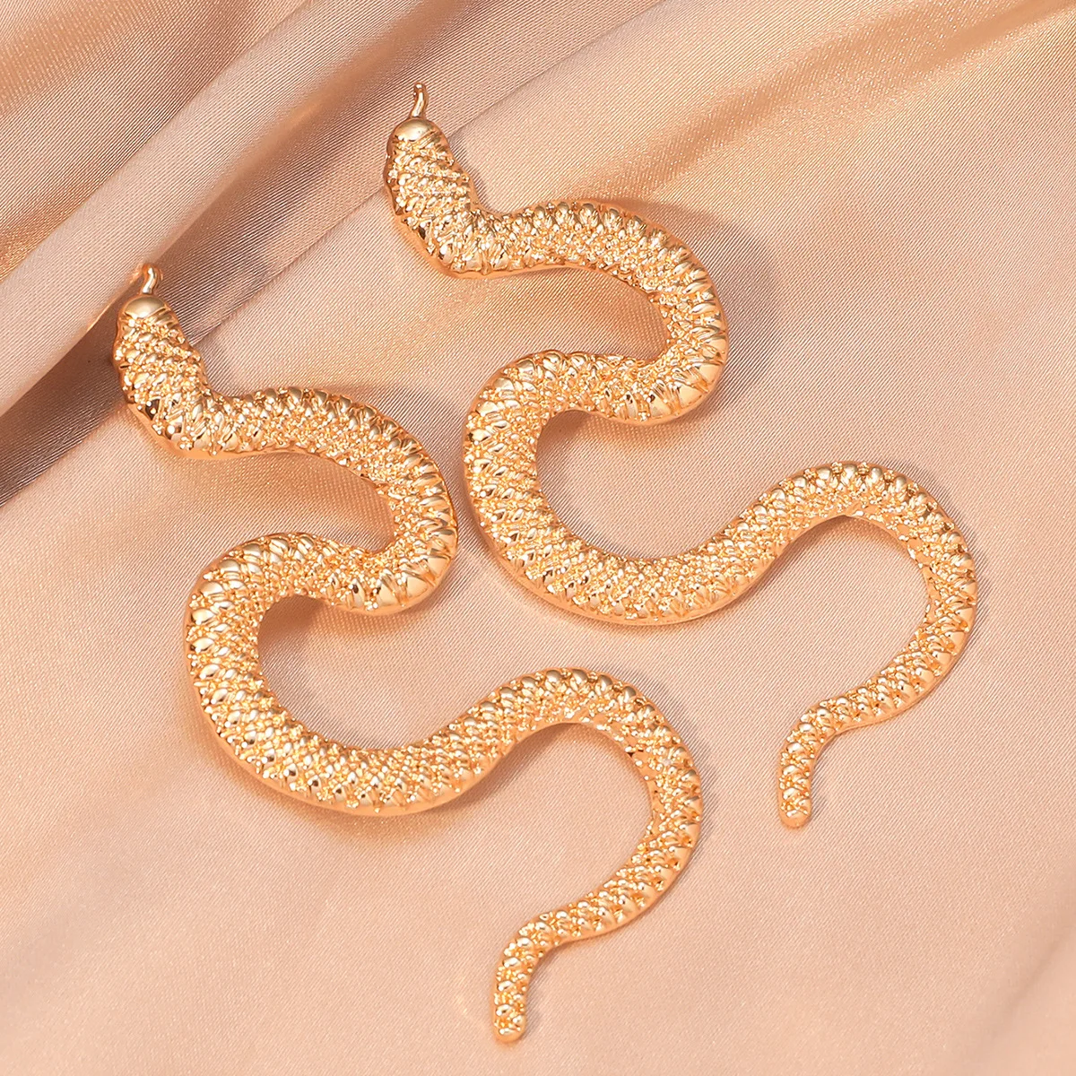 2023 European and American cross-border hot-selling jewelry texture exaggerated personality snake earrings fashion stud earrings