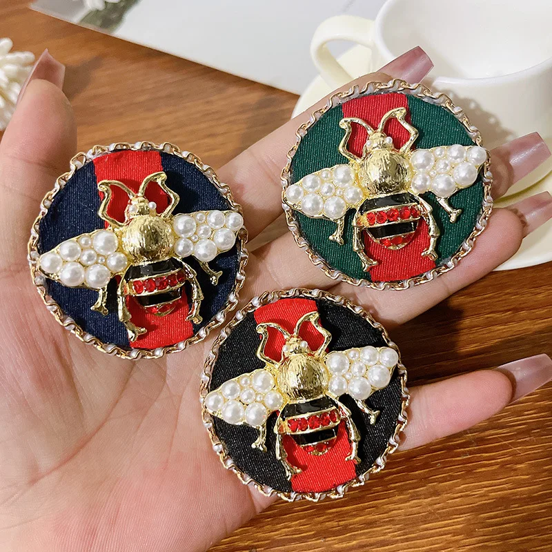 Retro style small fragrance alloy pearl bee chain brooch, personalized light luxury clothing bag clip wholesale