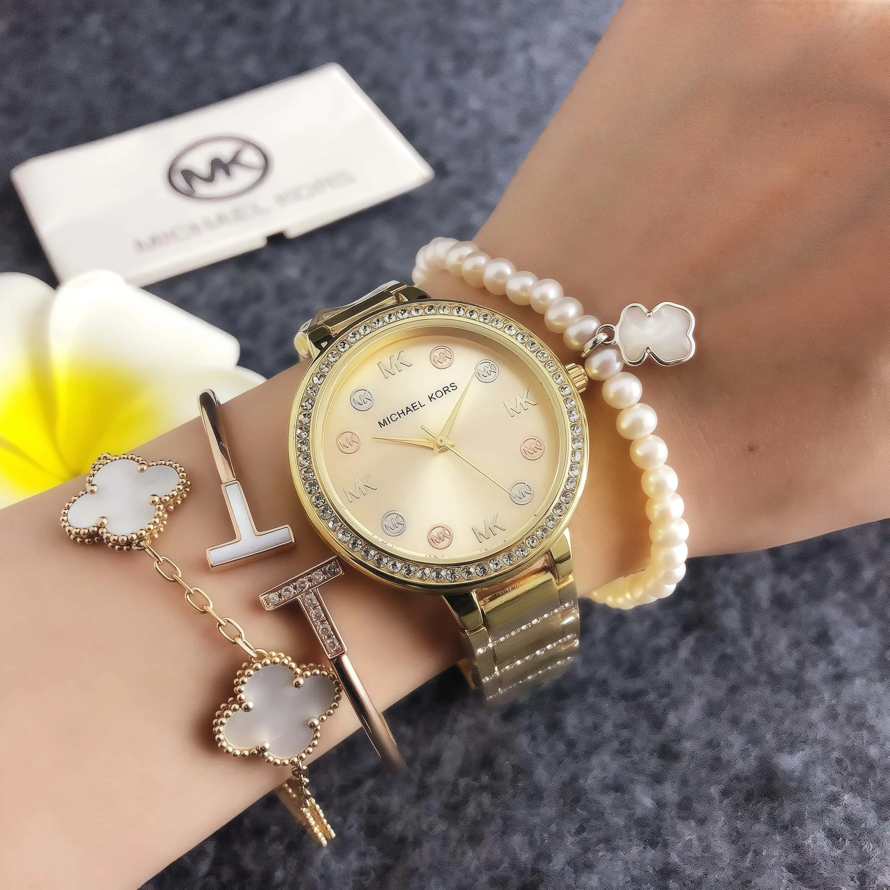 Michael Kors Luxury Ladies Quartz Watch Diamond Accents Fashion Minimalist Large Dial Business Alloy Wristwatch Gift for Women