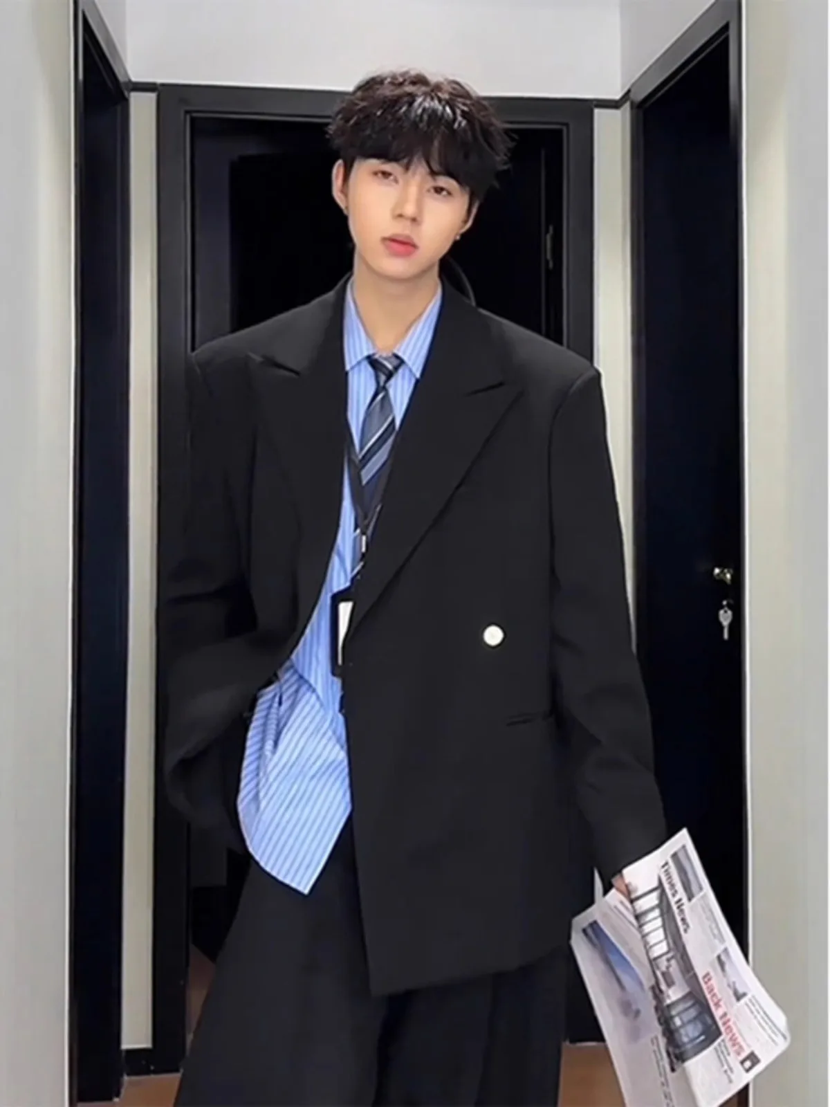 

Повседневный черный костюм для подростков: модная британская верхняя одежда с эффектом стройности, весенний сезон, стильные металлические декорации