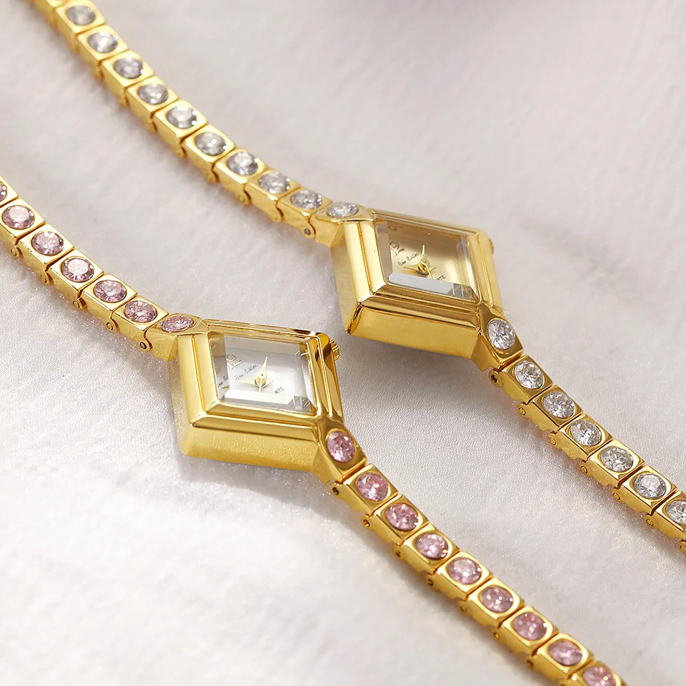 ساعة كوارتز عصرية فاخرة للنساء أنيقة ورائعة وسوار من حجر الراين الوردي للارتداء اليومي ساعات مربعة للنساء باللون الذهبي