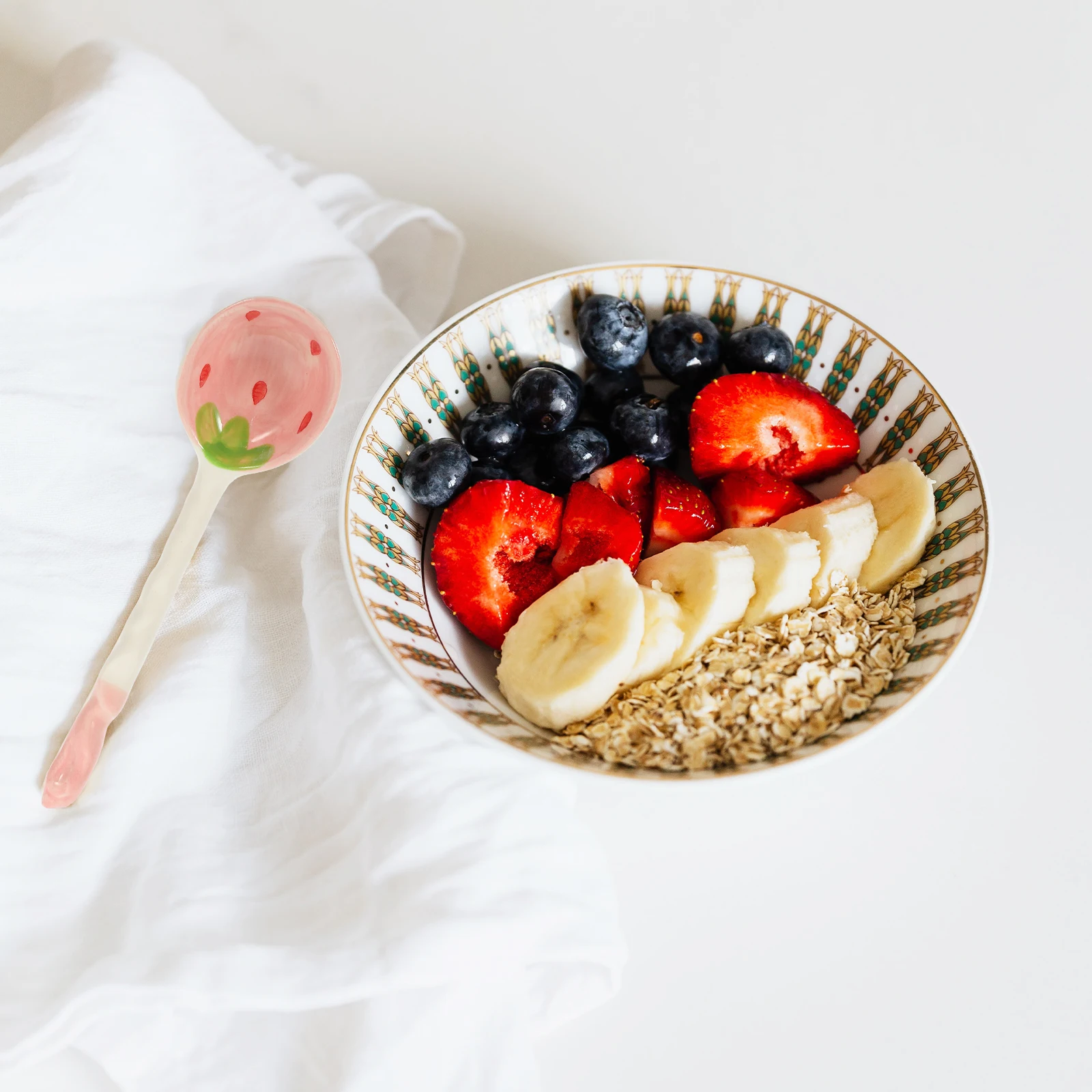 

2Pcs Strawberry Spoons Cartoon Fruit Pattern Ceramic Long Handle Soup Spoon Household Kitchen Spoons for Home Restaurant