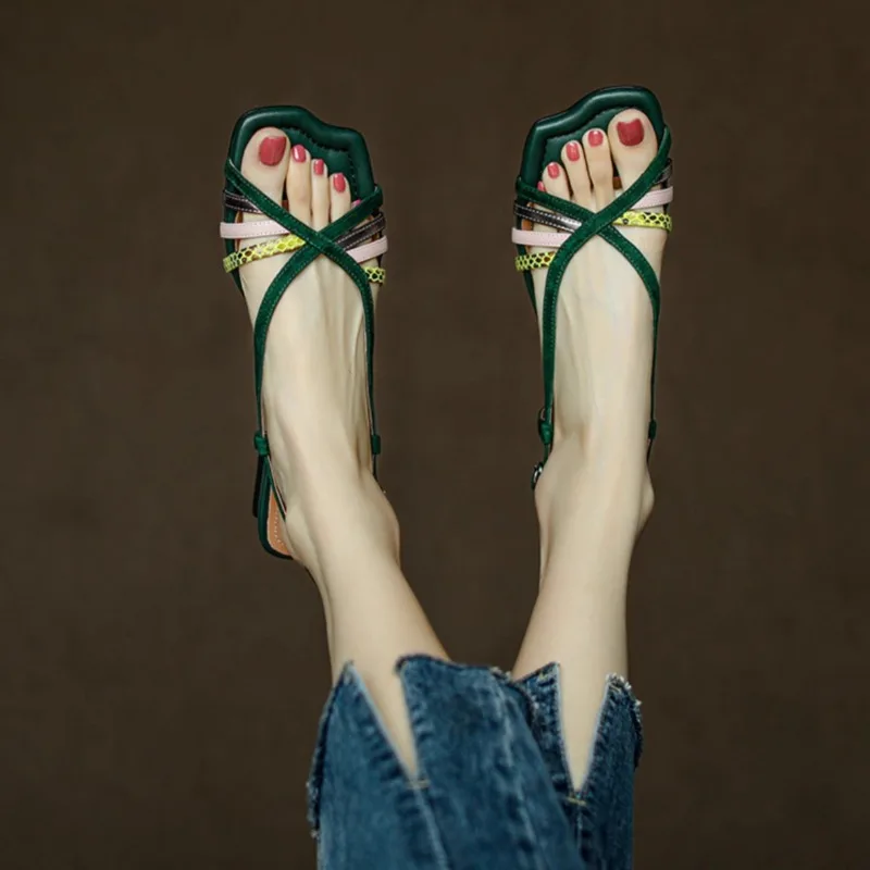 2025 Sandalias de diseñador con punta cuadrada para mujer, novedad de verano, estilo informal, cómodas, con boca poco profunda, diseño hueco, tacones altos