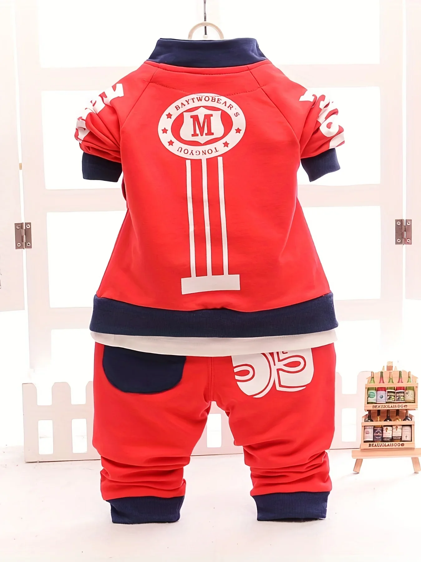 Weicher Baumwoll-Trainingsanzug für Kleinkinder, 3-teilig, mit Buchstaben-Grafik, Reißverschlussjacke, gestreiftes T-Shirt, Hose mit elastischem Bund, Sportoutfit für Kleinkinder – Detail 2