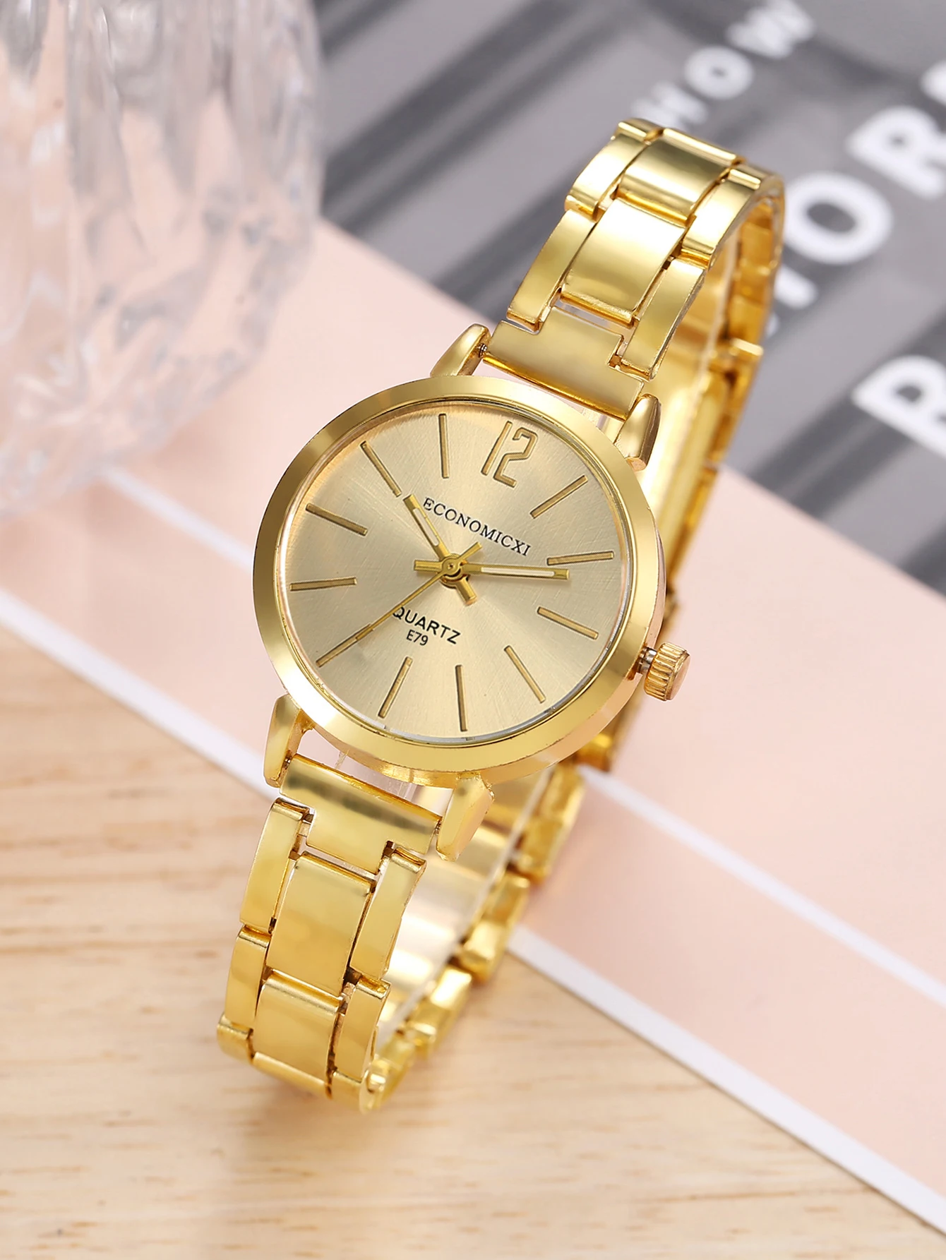 2Pcs Ladies Fashion Trend Gold Digital Alloy Steel Band Quartz Watch Classic Five-Pointed Star Diamond-Diamond Bracelet Set