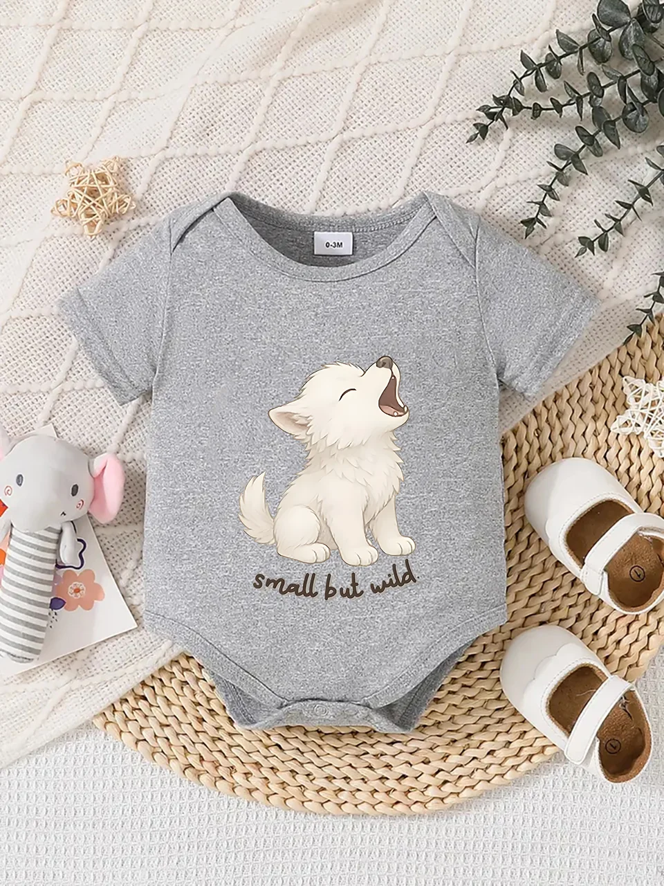 Baby short-sleeved triangle bodysuit, fun letter print, button design, easy to care for, suitable for new parents.