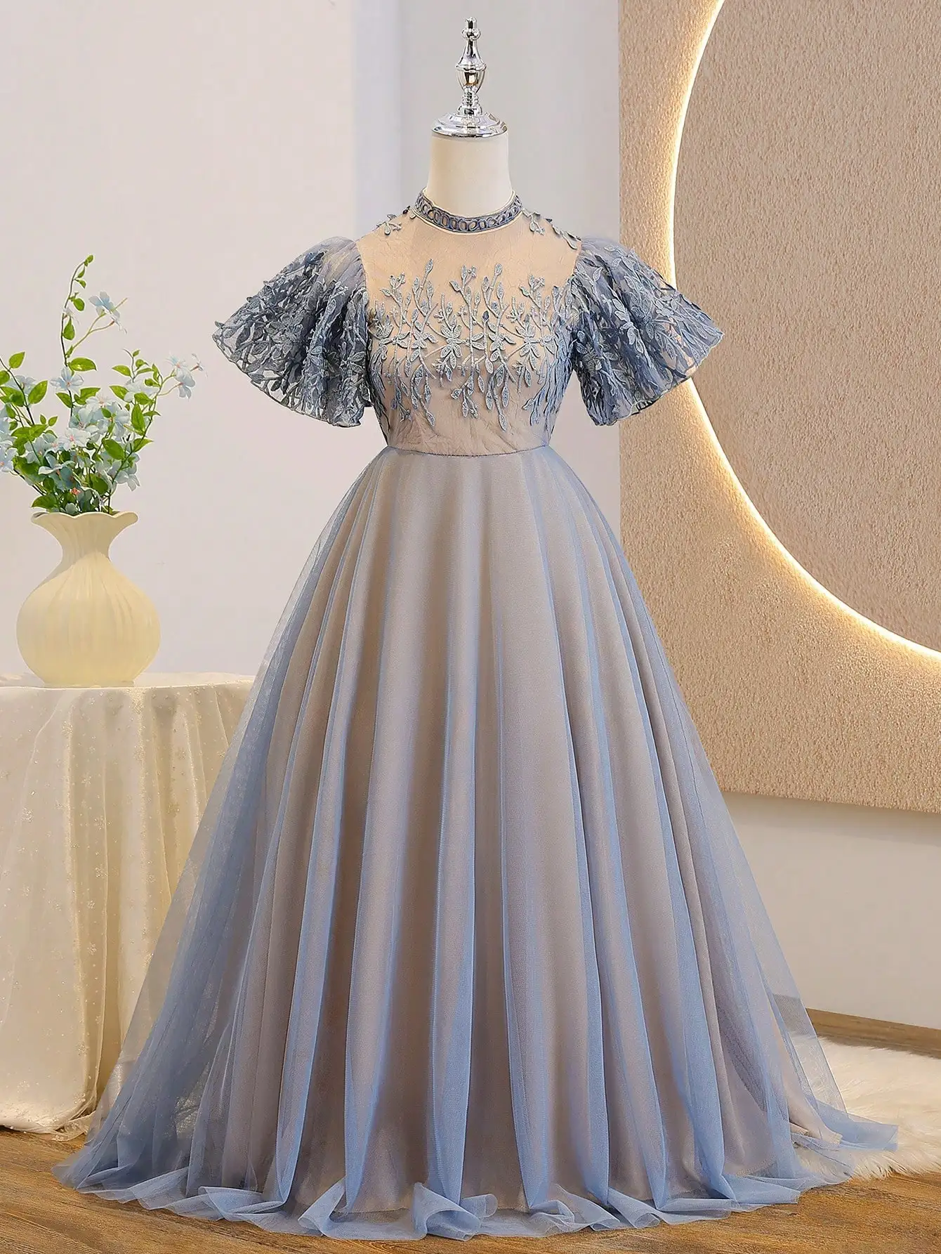 

Элегантное короткое платье-бальное платье из тюля с цветочной вышивкой