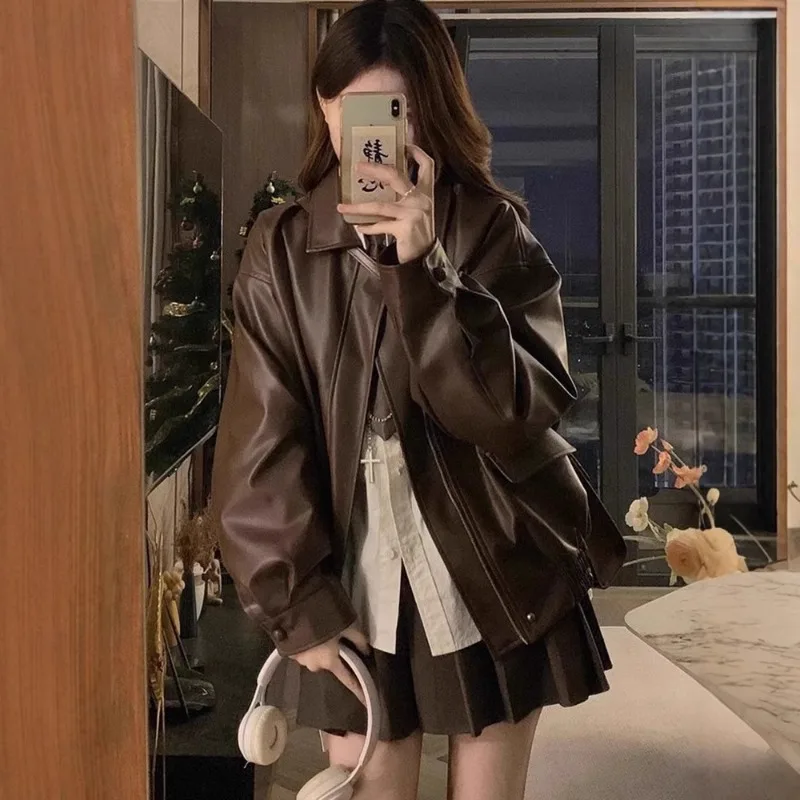 เสื้อแจ็คเก็ตผู้หญิงสีดำสไตล์เรโทร ทำจากหนัง PU สำหรับคู่รัก ใส่สบายๆ ในฤดูใบไม้ร่วง แฟชั่นเสื้อผ้าผู้หญิง แขนยาว อุ่น มีกระเป๋าต่อผ้า ดีไซน์ใหม่