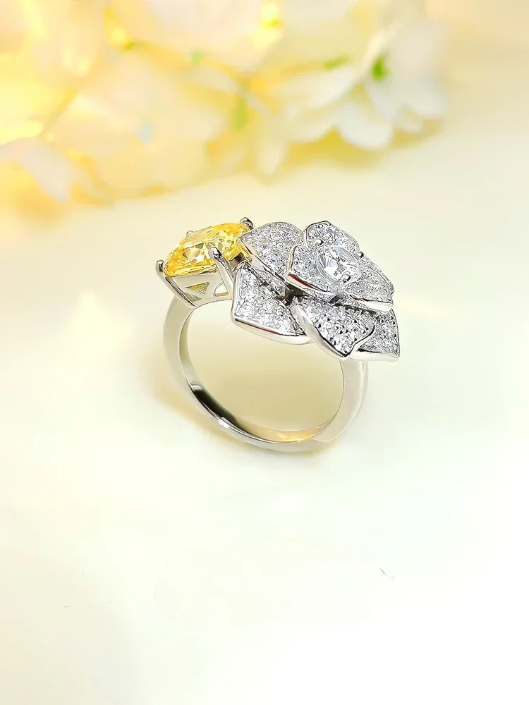 Bague en argent regardé 925 avec fleur d'oreille, jumelée à des diamants à haute teneur en carbone, créer des bijoux de mariage au design unique haut de gamme, mode