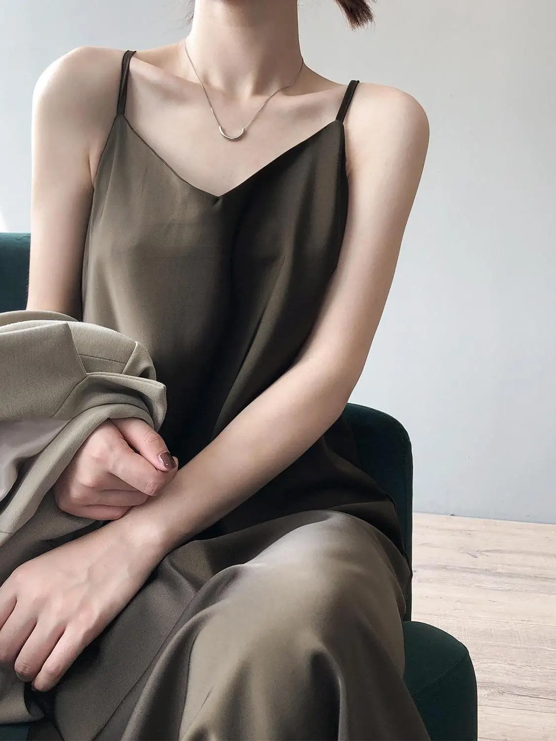 

Атласное длинное платье с V-образным вырезом и бретелями, приталенное, элегантное, средней длины, с открытыми плечами, для молодых женщин