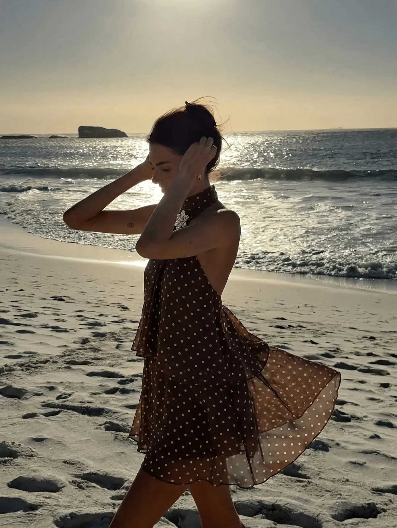 Damen Sommer Urlaub Polka Dot Print Rückenfreies Neckholder Fließendes Mini-Strandkleid – Detail 6